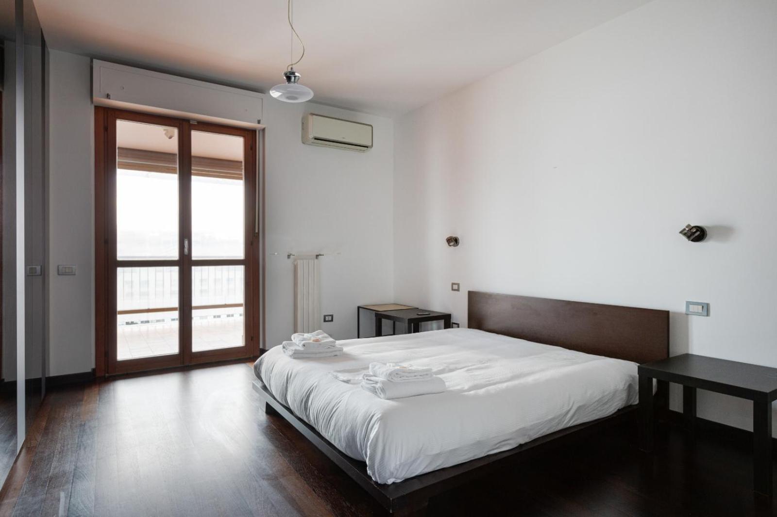 Bright With Balcony And Terrace Apartment Mailand