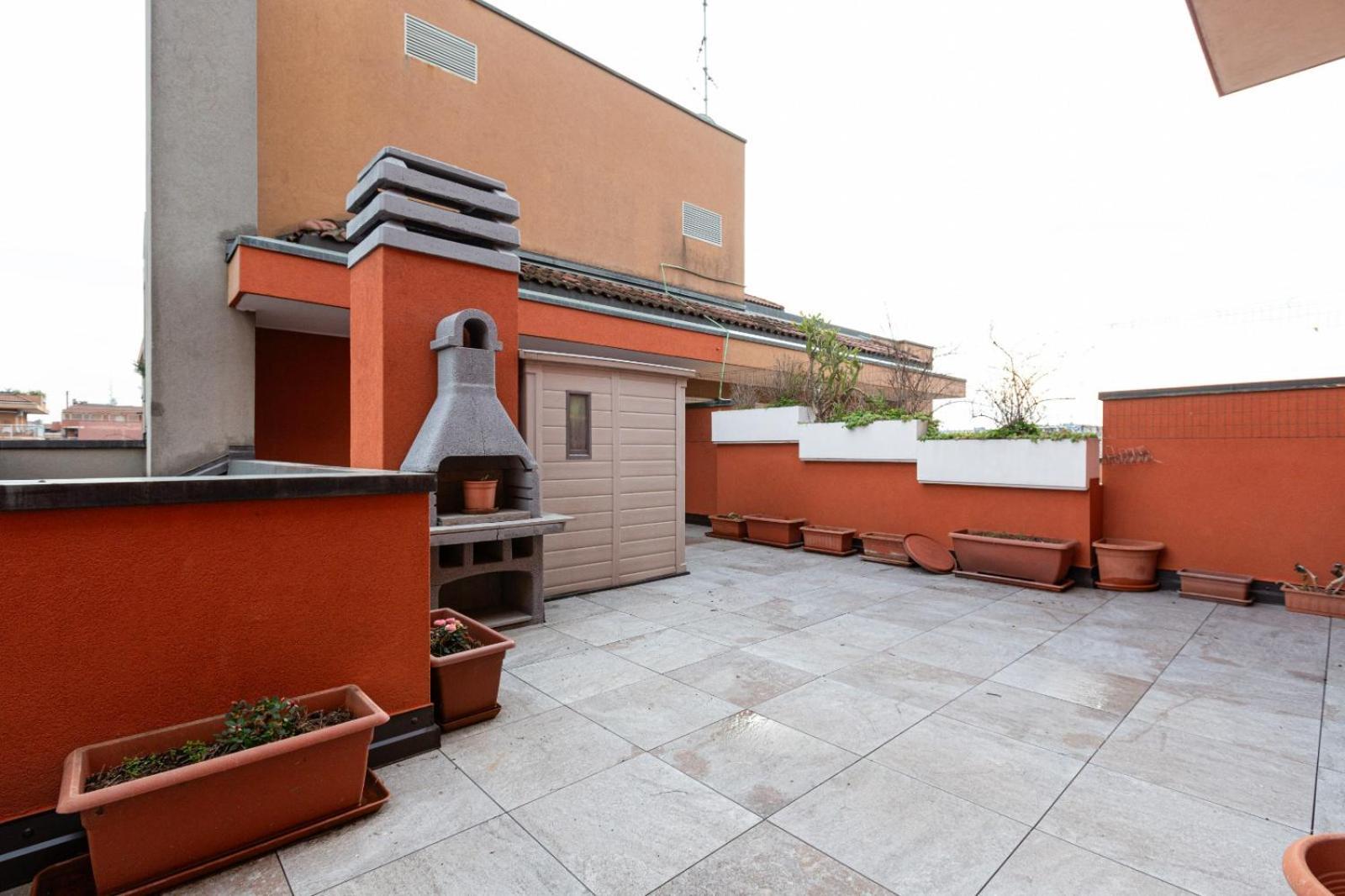Bright With Balcony And Terrace Mailand